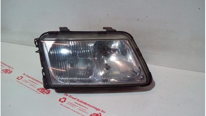 Używane Reflektor prawy Audi A3 (8L1) 1.6 Cena € 35,00 Procedura marży oferowane przez de Graaf autodemontage B.V.