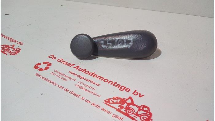 Usados Manivela de ventanilla Citroen C1 1.0 12V Precio € 10,00 Norma de margen ofrecido por de Graaf autodemontage B.V.