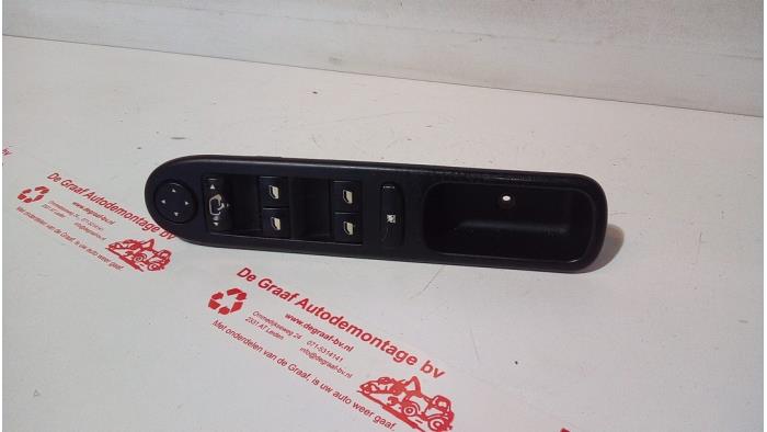 Usados Interruptor combinado de ventanillas Peugeot 307 CC (3B) 2.0 16V Precio € 40,00 Norma de margen ofrecido por de Graaf autodemontage B.V.