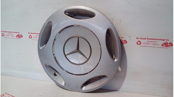 Używane Kolpak Mercedes C (W202) 2.2 C-220 CDI 16V Cena € 12,50 Procedura marży oferowane przez de Graaf autodemontage B.V.