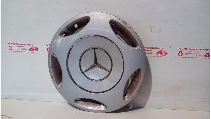 Używane Kolpak Mercedes C (W202) 2.2 C-220 CDI 16V Cena € 12,50 Procedura marży oferowane przez de Graaf autodemontage B.V.