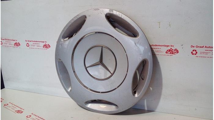 Używane Kolpak Mercedes C (W202) 2.2 C-220 CDI 16V Cena € 12,50 Procedura marży oferowane przez de Graaf autodemontage B.V.
