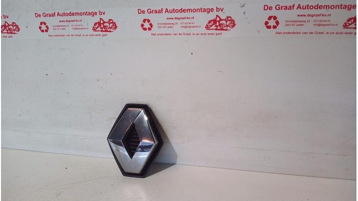 Używane Emblemat Renault Grand Scénic II (JM) 2.0 16V Cena € 15,00 Procedura marży oferowane przez de Graaf autodemontage B.V.