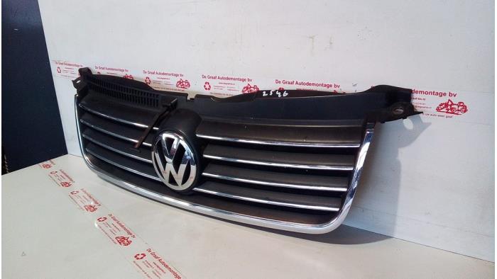 Begagnade Grill Volkswagen Passat Variant (3B6) 2.0 20V Pris € 35,00 Marginaltabell erbjuds av de Graaf autodemontage B.V.