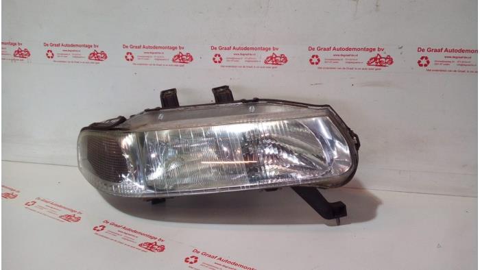 Używane Reflektor prawy Rover 400 (RT) 416Si 16V Cena € 40,00 Procedura marży oferowane przez de Graaf autodemontage B.V.