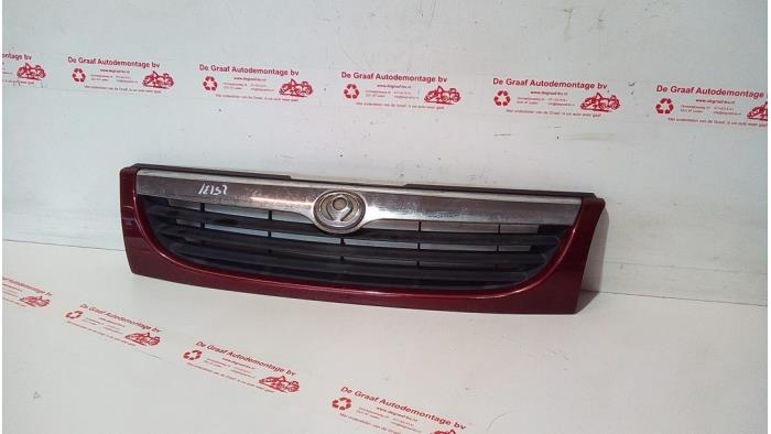 Używane Grill Mazda 121 (JA/JB) 1.25i 16V Cena € 25,00 Procedura marży oferowane przez de Graaf autodemontage B.V.