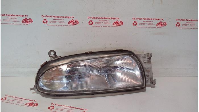 Używane Reflektor prawy Mazda 121 (JA/JB) 1.25i 16V Cena € 25,00 Procedura marży oferowane przez de Graaf autodemontage B.V.