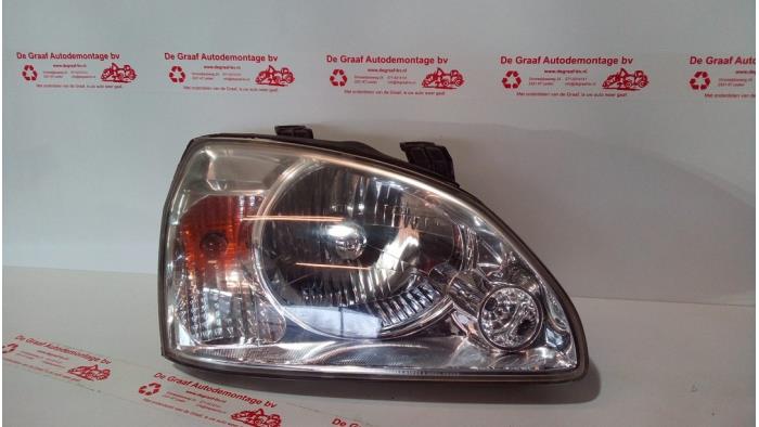 Używane Reflektor prawy Kia Carens II (FJ) 1.8i 16V Cena € 35,00 Procedura marży oferowane przez de Graaf autodemontage B.V.