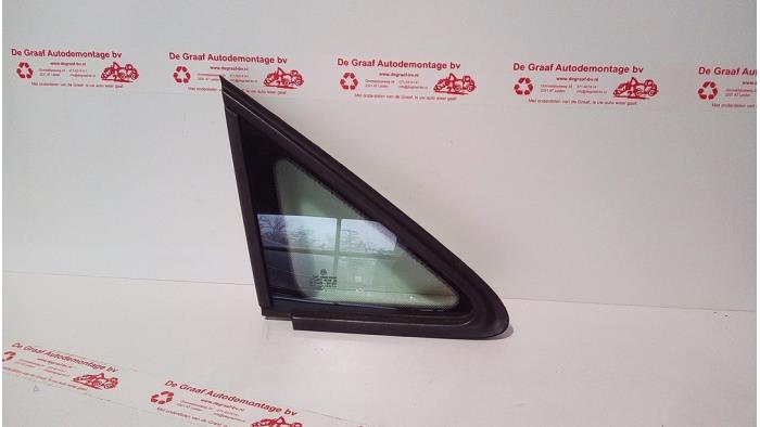 Usados Ventanilla triangular derecha delante Volkswagen Caddy III (2KA,2KH,2CA,2CH) 1.9 TDI Precio € 30,00 Norma de margen ofrecido por de Graaf autodemontage B.V.