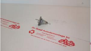 Używane Oprawa reflektora Citroen C4 Picasso (UD/UE/UF) 1.8 16V Cena € 12,50 Procedura marży oferowane przez de Graaf autodemontage B.V.