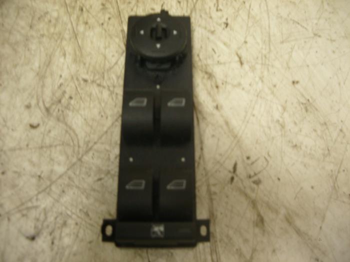 Interruptor combinado de ventanillas de un Ford Focus 2 1.6 Ti-VCT 16V 2007