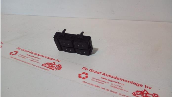 Usados Interruptor combinado de ventanillas Ford Mondeo II Wagon 1.8 TD CLX Precio € 25,00 Norma de margen ofrecido por de Graaf autodemontage B.V.