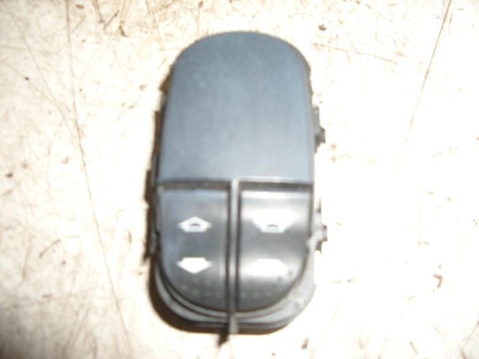 Interruptor combinado de ventanillas de un Ford Focus 1 Wagon 1.8 TDdi 1999