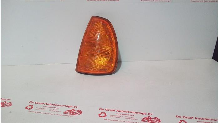 Używane Kierunkowskaz lewy Mercedes 200-300 (W123) Cena € 15,00 Procedura marży oferowane przez de Graaf autodemontage B.V.