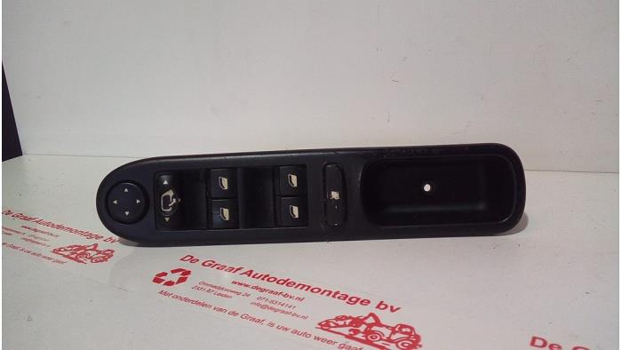 Usados Interruptor combinado de ventanillas Peugeot 307 Break (3E) 1.6 16V Precio € 35,00 Norma de margen ofrecido por de Graaf autodemontage B.V.