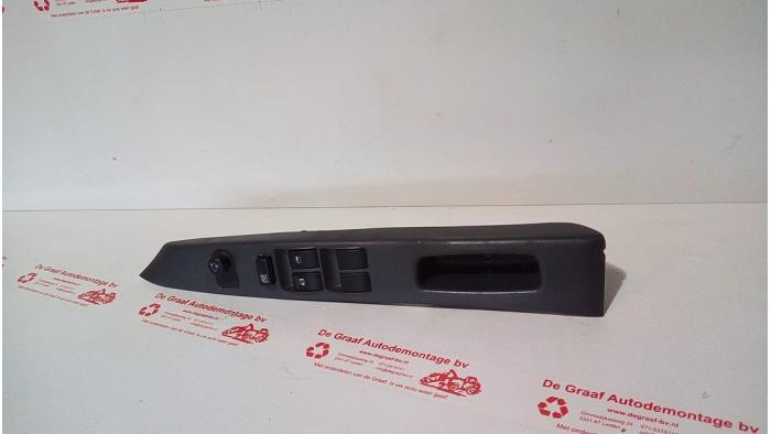 Usados Interruptor combinado de ventanillas Daihatsu Cuore (L251/271/276) 1.0 12V DVVT Precio € 35,00 Norma de margen ofrecido por de Graaf autodemontage B.V.