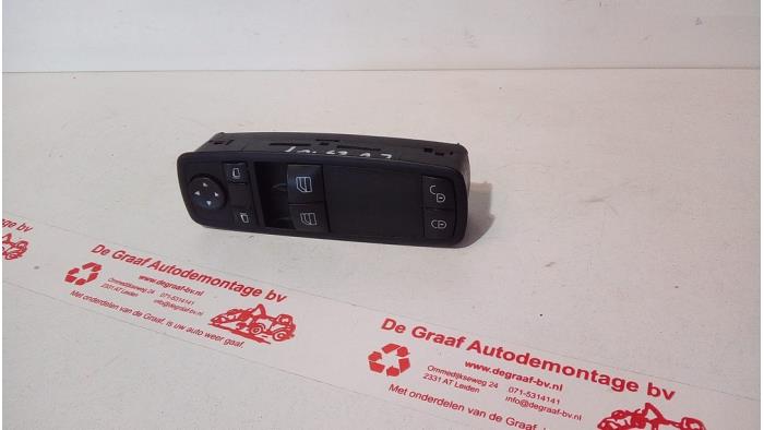Usados Interruptor combinado de ventanillas Mercedes A (W169) 1.5 A-150 5-Drs. Precio € 30,00 Norma de margen ofrecido por de Graaf autodemontage B.V.