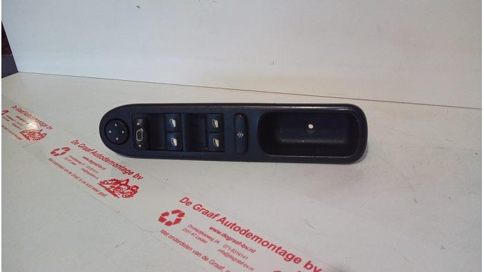 Usados Interruptor combinado de ventanillas Peugeot 307 CC (3B) 2.0 16V Precio € 40,00 Norma de margen ofrecido por de Graaf autodemontage B.V.