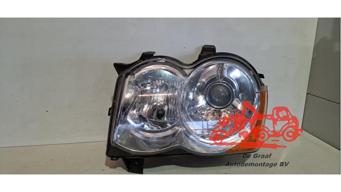 Używane Reflektor lewy Jeep Grand Cherokee (WH/WK) 3.0 CRD V6 24V DPF Cena € 400,00 Procedura marży oferowane przez de Graaf autodemontage B.V.