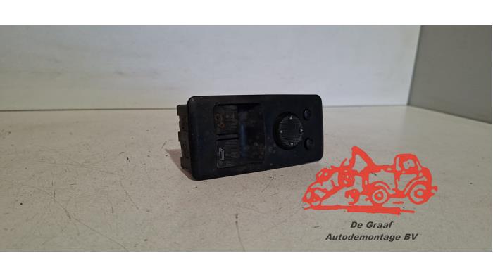 Usados Interruptor combinado de ventanillas Volkswagen Transporter/Caravelle T4 2.5 TDI Precio € 60,00 Norma de margen ofrecido por de Graaf autodemontage B.V.