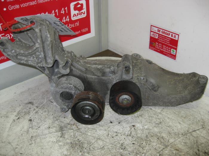 Usagé Support pompe direction assistée Renault Laguna II Grandtour (KG) 1.8 16V Prix sur demande proposé par de Graaf autodemontage B.V.