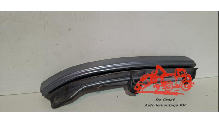 Używane Krawedz reflektora prawa Opel Zafira (F75) 2.2 16V Cena € 20,00 Procedura marży oferowane przez de Graaf autodemontage B.V.