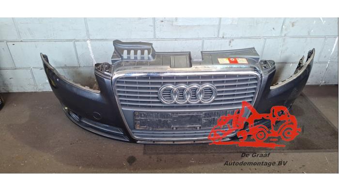 Używane Zderzak przedni Audi A4 (B7) 2.0 20V Cena € 200,00 Procedura marży oferowane przez de Graaf autodemontage B.V.
