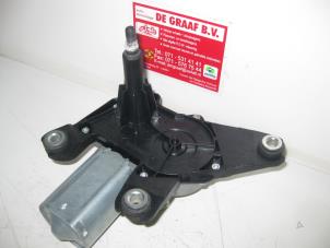 Used Rear wiper motor Renault Clio III (BR/CR) 1.2 16V 75 Price on request offered by de Graaf autodemontage B.V.