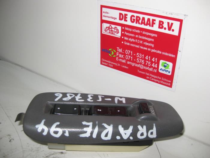 Usados Interruptor combinado de ventanillas Nissan Prairie (M11) 2.4 SLX 12V Precio € 50,00 Norma de margen ofrecido por de Graaf autodemontage B.V.