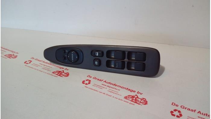 Usados Interruptor combinado de ventanillas Lexus IS (E2) 200 2.0 24V Precio € 35,00 Norma de margen ofrecido por de Graaf autodemontage B.V.