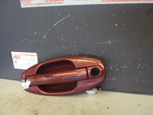 Used Front door handle 4-door, right Hyundai Santa Fe I 2.7 V6 24V 4x4 Autom. Price on request offered by de Graaf autodemontage B.V.