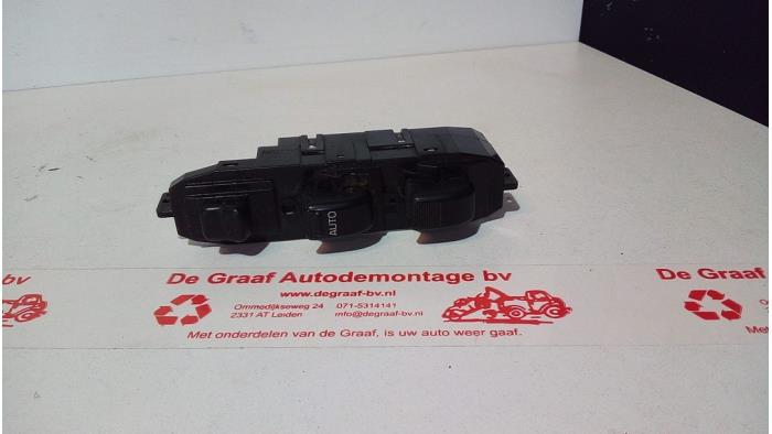 Usados Interruptor combinado de ventanillas Daihatsu Move (L9) 850 Precio € 30,00 Norma de margen ofrecido por de Graaf autodemontage B.V.