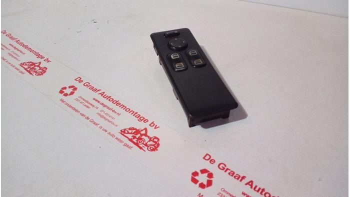 Usados Interruptor combinado de ventanillas Mercedes Vito (638.0) 2.2 CDI 112 16V Precio € 25,00 Norma de margen ofrecido por de Graaf autodemontage B.V.