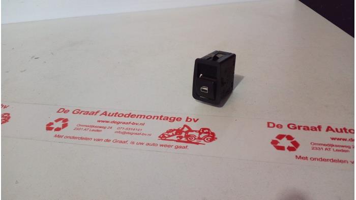 Usados Interruptor de ventanilla eléctrica BMW B3 (E46) Precio € 15,00 Norma de margen ofrecido por de Graaf autodemontage B.V.