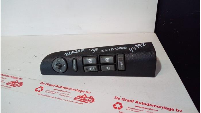 Usados Interruptor combinado de ventanillas Chevrolet Blazer 4.3 ZR2/Mid 4x4 Precio € 50,00 Norma de margen ofrecido por de Graaf autodemontage B.V.