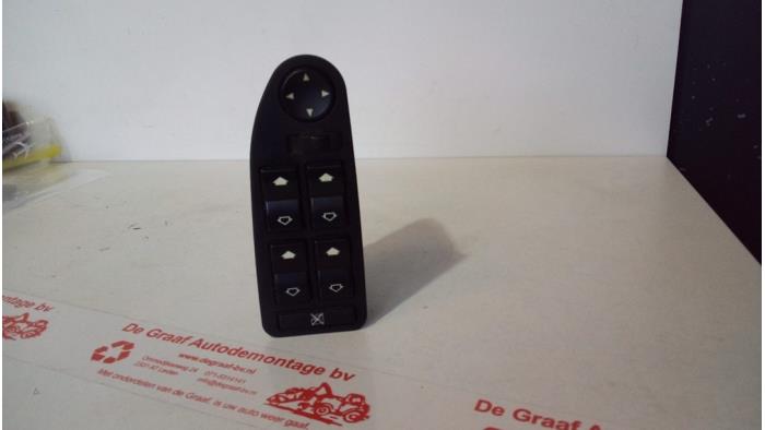 Usados Interruptor combinado de ventanillas BMW 5 serie Touring (E39) 523i 24V Precio € 50,00 Norma de margen ofrecido por de Graaf autodemontage B.V.