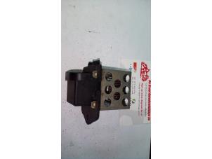 Used Cooling fan resistor Renault Clio Price on request offered by de Graaf autodemontage B.V.
