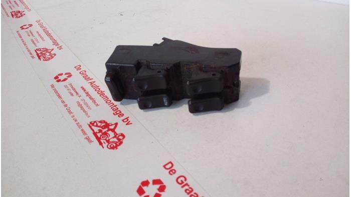 Usados Interruptor combinado de ventanillas Mazda 323 F (BA14) 1.8i GLX,GT 16V Precio € 25,00 Norma de margen ofrecido por de Graaf autodemontage B.V.