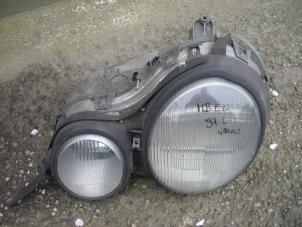 Używane Reflektor lewy Mercedes E (W210) 2.2 E-220D 16V Cena na żądanie oferowane przez de Graaf autodemontage B.V.