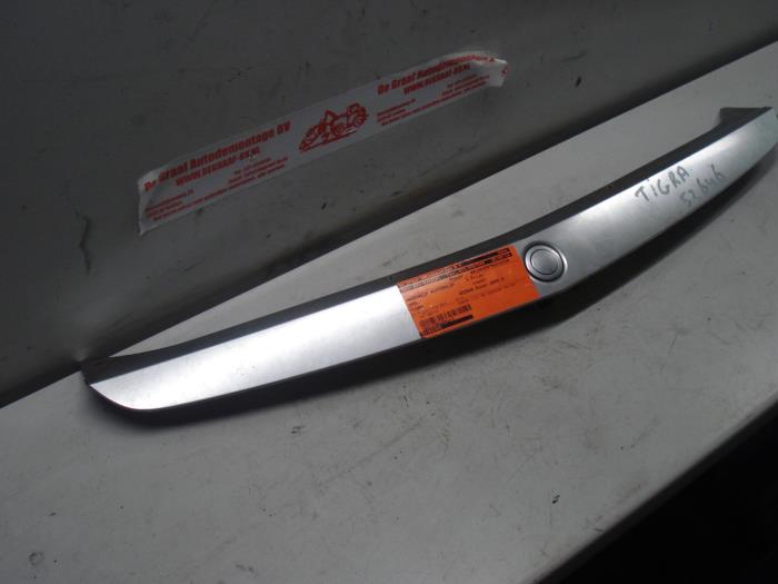 Tailgate handle from a Opel Tigra Twin Top 1.8 16V 2005