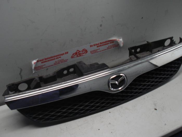 Używane Grill Mazda 323 Fastbreak (BJ14) 1.8 GLX,GT 16V Cena na żądanie oferowane przez de Graaf autodemontage B.V.