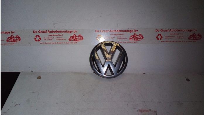Emblema de un Volkswagen Golf 2001