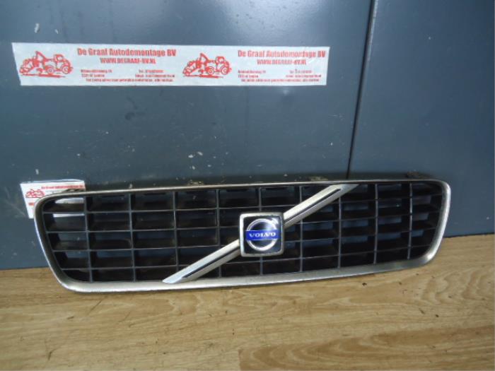 Używane Grill Volvo S60 I (RS/HV) 2.4 20V 140 Cena na żądanie oferowane przez de Graaf autodemontage B.V.