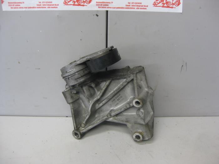 Usagé Support dynamo haut Chrysler Voyager/Grand Voyager (RG/RS) 2.4 16V Prix sur demande proposé par de Graaf autodemontage B.V.