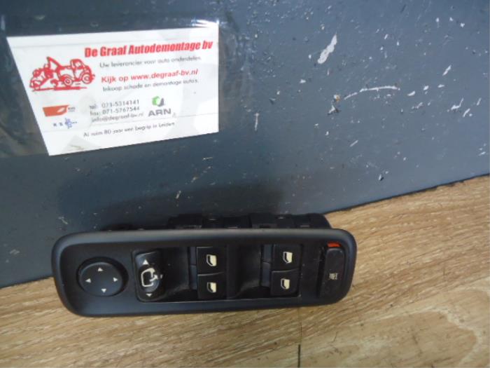 Usados Interruptor combinado de ventanillas Fiat Ulysse (179) 2.0 JTD 16V Precio € 30,00 Norma de margen ofrecido por de Graaf autodemontage B.V.