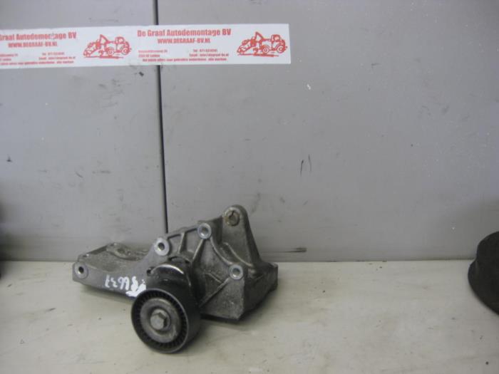 Usagé Support dynamo bas Seat Cordoba Facelift (6C2/6K2) 1.4 16V Prix sur demande proposé par de Graaf autodemontage B.V.