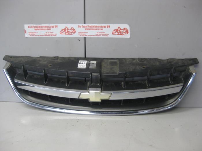 Używane Grill Chevrolet Nubira Wagon (J100) 2.0 TCDI 16V Cena na żądanie oferowane przez de Graaf autodemontage B.V.