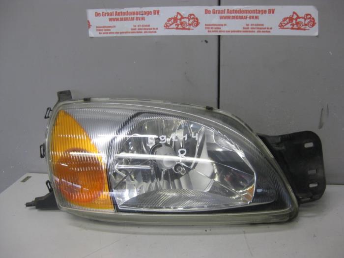 Używane Reflektor prawy Mazda 121 (JA/JB) 1.3i LX,GLX Cena na żądanie oferowane przez de Graaf autodemontage B.V.