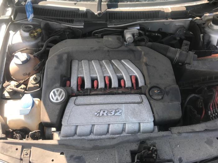 Motor van een Volkswagen Golf IV 4Motion (1J1) 3.2 R32 V6 24V 2004