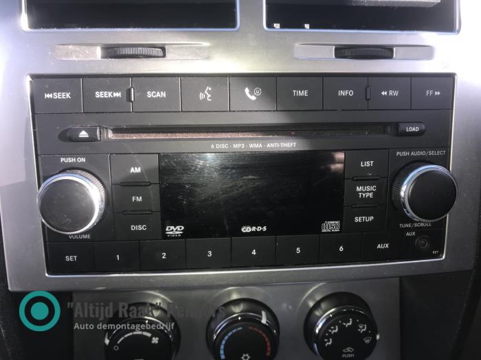 Używane Zmieniarka CD Dodge Nitro 2.8 CRD 16V 4x4 Cena na żądanie oferowane przez "Altijd Raak" Penders